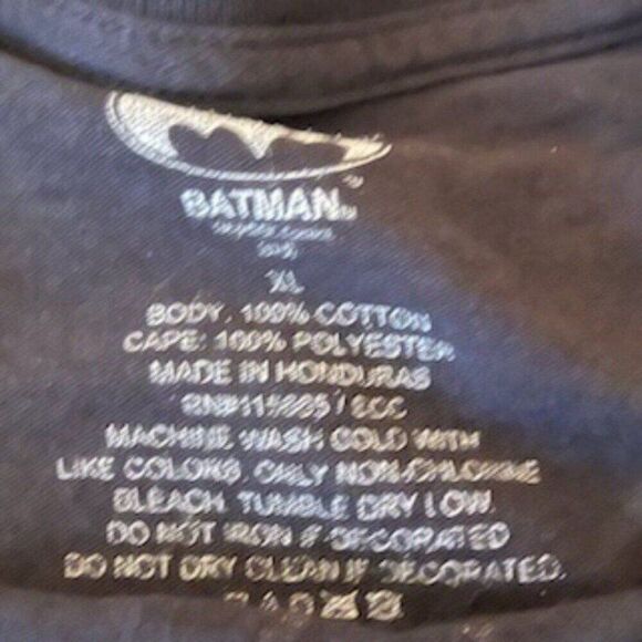 Batman Shirt w/ Attached Yellow Cape.................... Size: XL . {46-48} - Picture 5 of 6